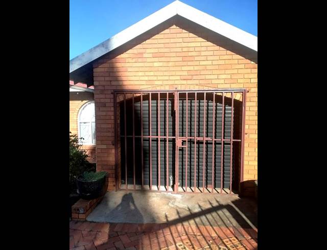 3 BEDROOM HOUSE FOR SALE IN TOKOZA